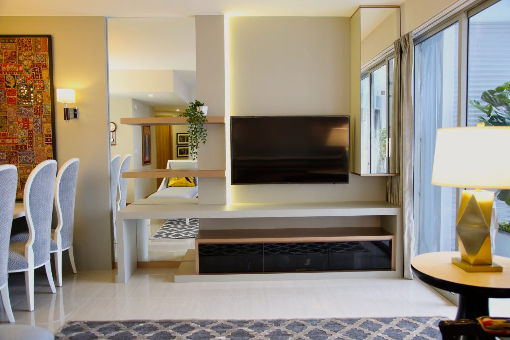 sugarbakers-lamps-mirrors-tvunit-wallunit-featurewall