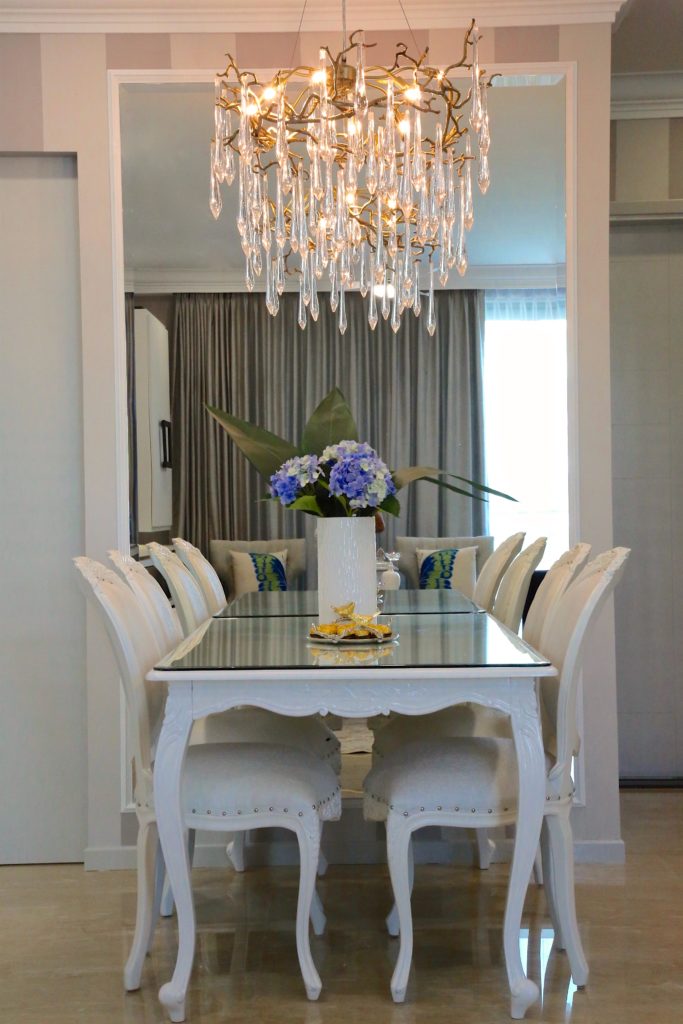 chandelier.crystals.hydrangea.diningtable.chairs.white.mirrors.sugarbakers.stripewall.diningchairs.interiordesign.interiordecor.decor